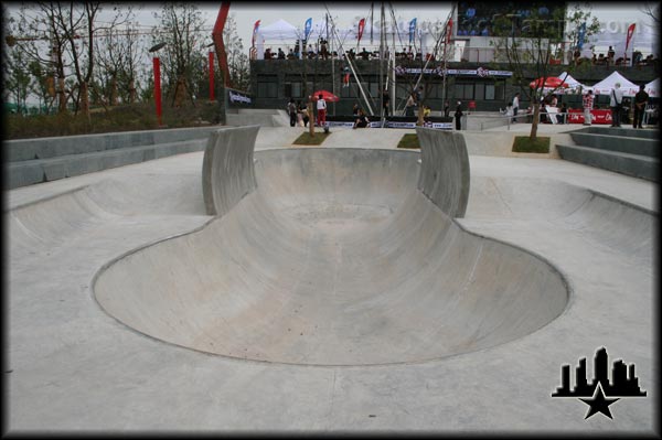 Some Big-Ass Chinese Skate Park - Crazy bowl