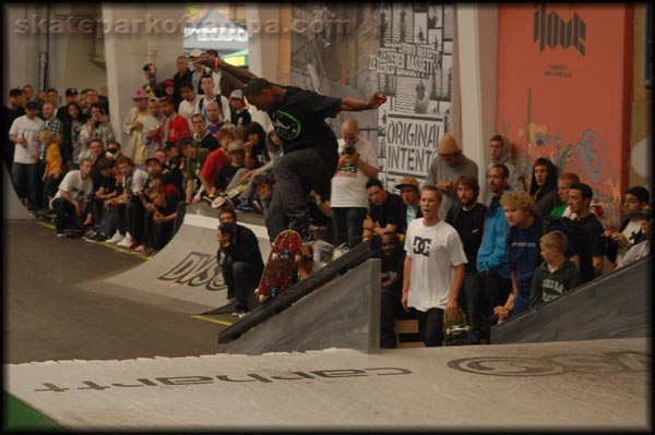 Terry Kennedy - switch frontside nosegrind