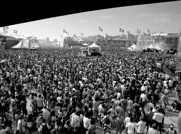 Coastal Carnage 2010 - Weezer draws a crowd