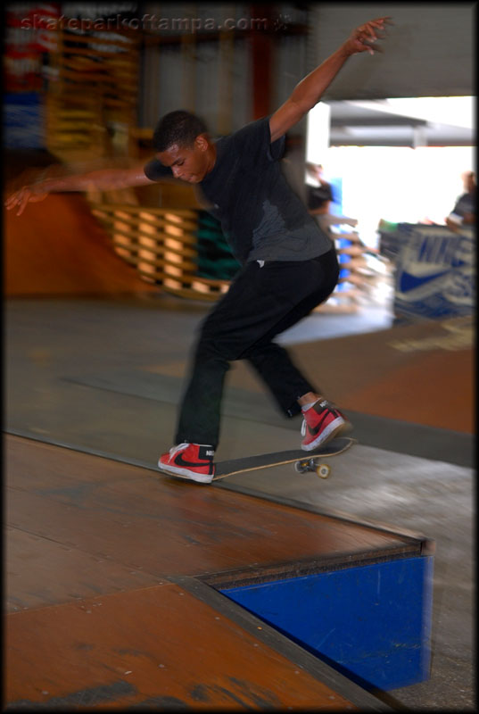 Ray Ray Frontside Noseslide